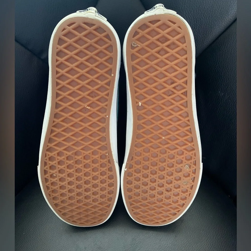 Vans old school skate shoes- Woman Size 7/ Men Size 5.5